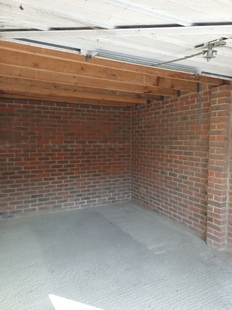 Lot: 26 - FREEHOLD GARAGE - Additional Internal view of garage